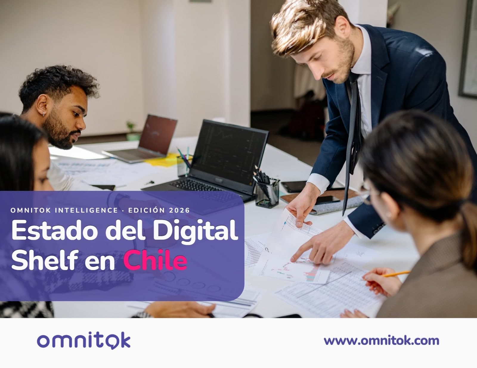 Portada del estudio Estado del Digital Shelf en Chile 2026: un equipo de trabajo analiza reportes impresos y gráficos en una mesa de reunión, con el título del estudio y el logo de Omnitok